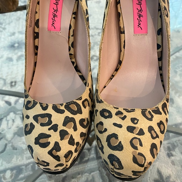 Beautiful Betsey Johnson platform Leopard Print High Heels-NEW w/box! Size 7 - Picture 2 of 6